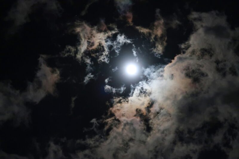 雲間の月明かり