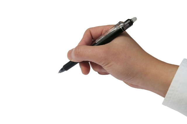 ペンを持つ右手